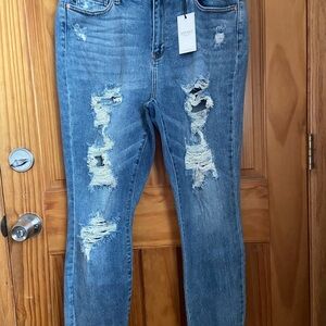 Judy Blue distressed jeans 13/31 biyfriend fit item #116380.  Super cute NWT